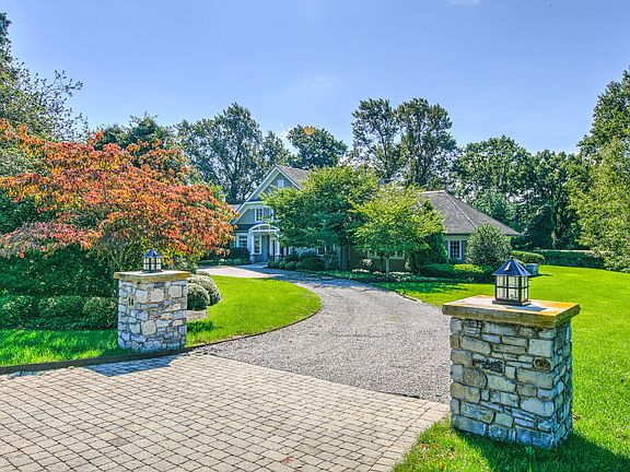 3rd image of 14 Auldwood Ln