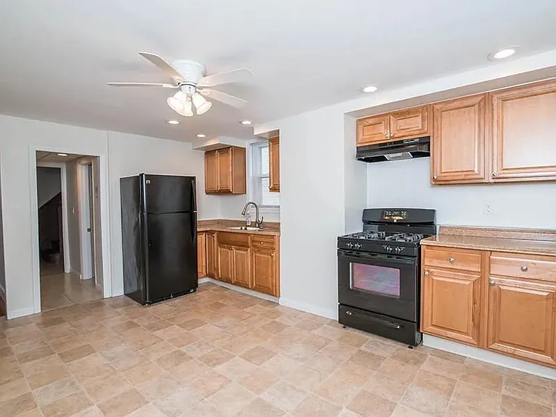 2 bed, 1.0 bath, 900 sqft, $2,184 — Photo 2