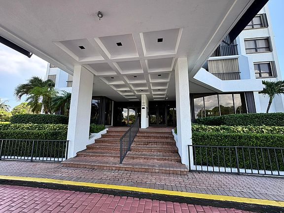 4th image of 5600 N Flagler Drive #906