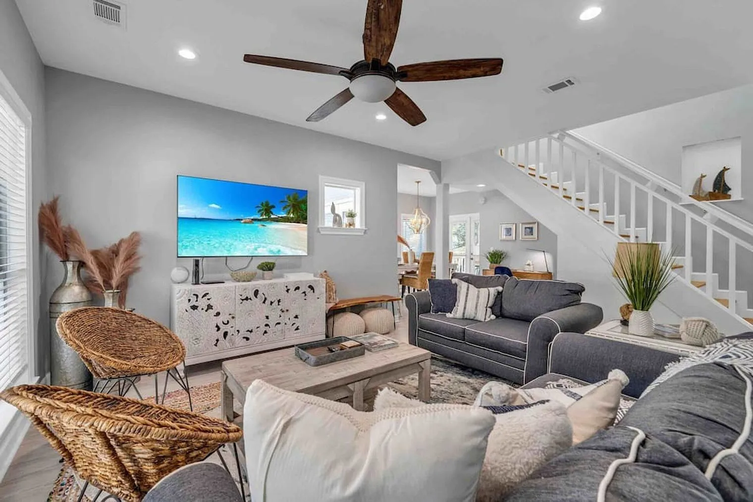 3 bed, 2.0 bath, 18901 sqft, $4,147 — Photo 3
