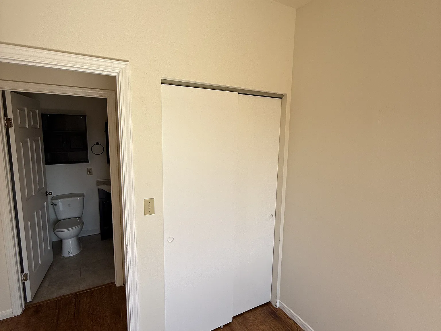 Carlton Way Apartments — Photo 4