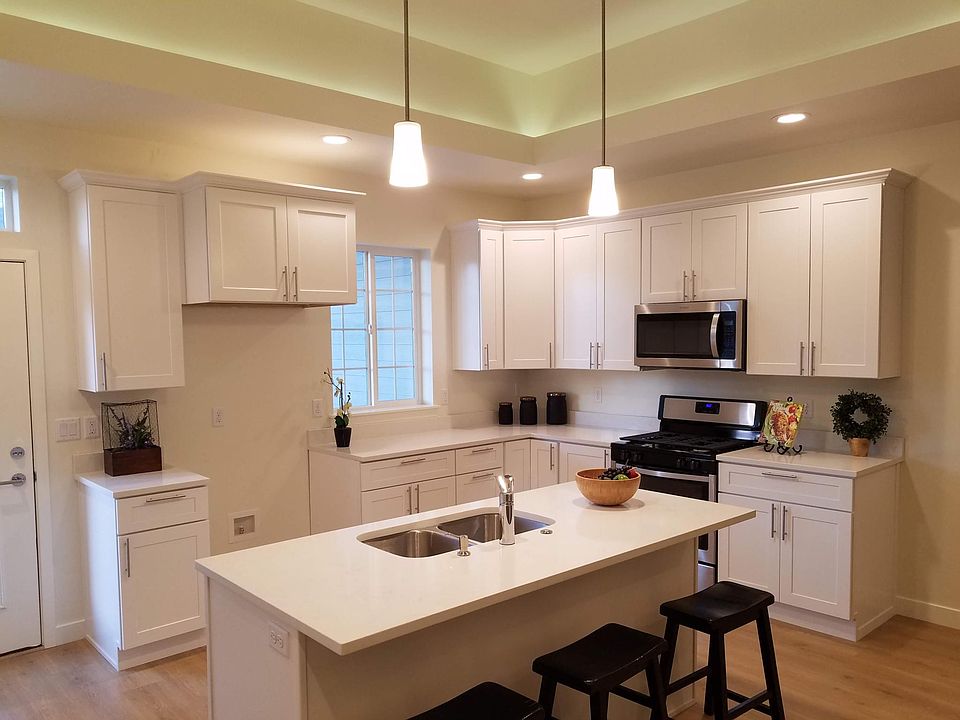 1st image of 584 E Glenpoint Ct