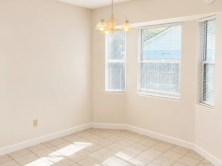 140 Royal Cir — Photo 4