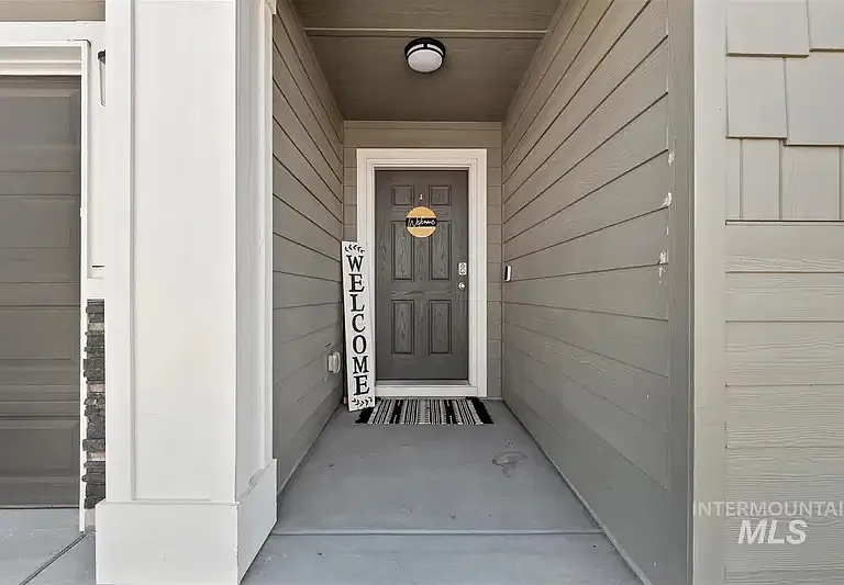 875 SW Crested St — Photo 3