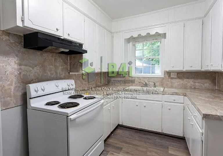 909 E 8th St — Photo 5