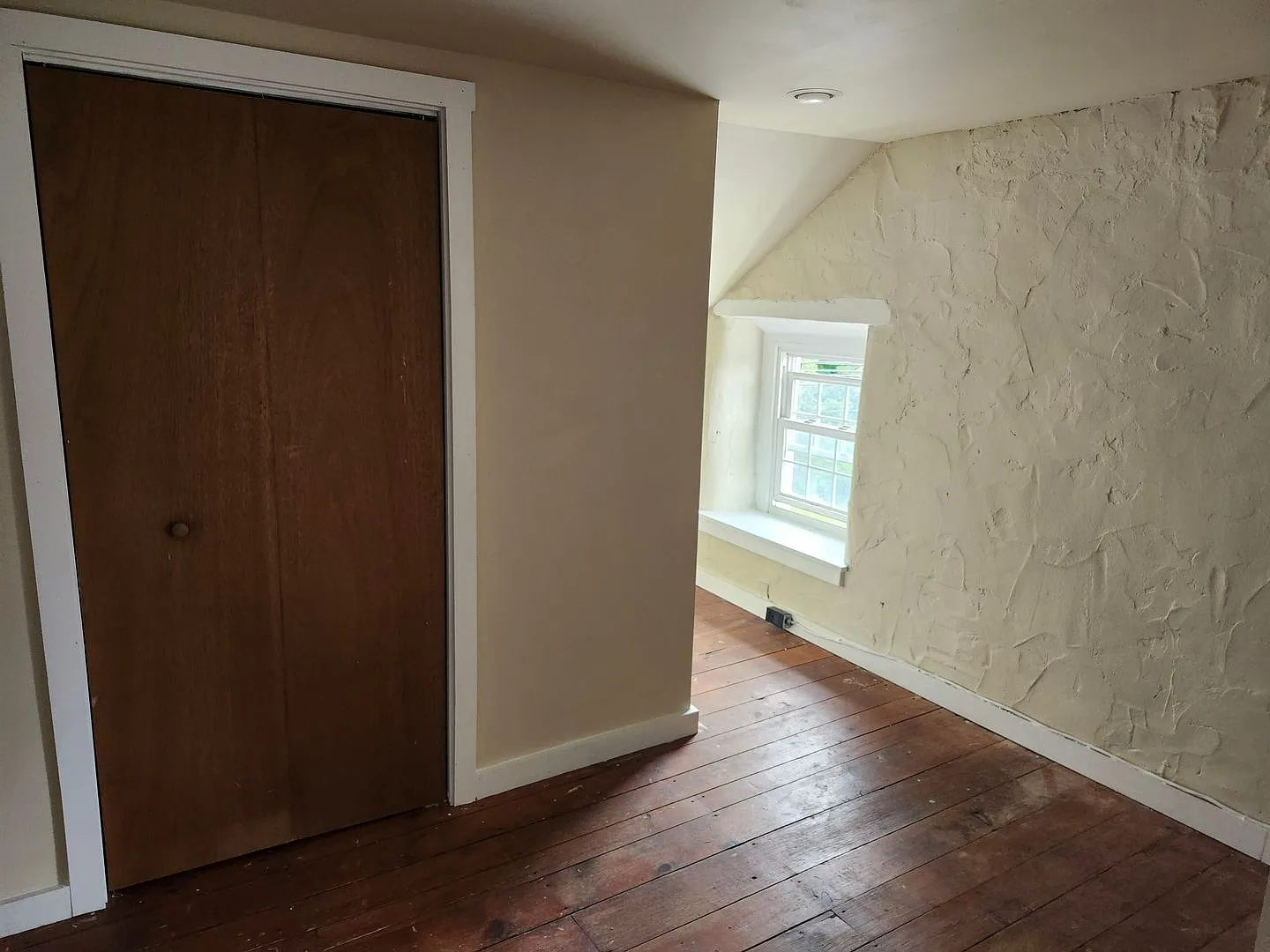 Charming 3 Bedroom Apartment Available Now! — Photo 4