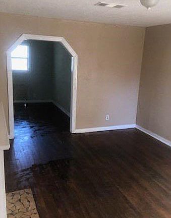 5th image of 410 Lumpkin St