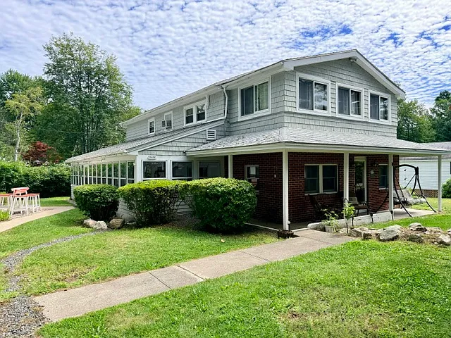 11 Oceanside Ave W