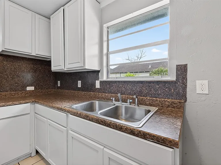 2446 Mayview Dr — Photo 17