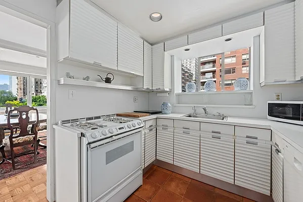 Sold by Sloane Square | media 26