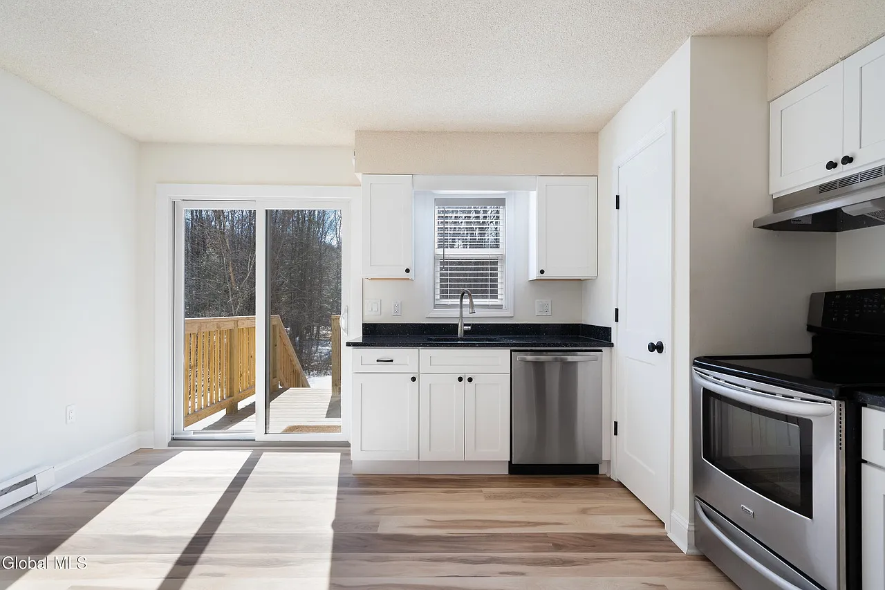 3 bed, 1232 sqft, $2,250 — Photo 3