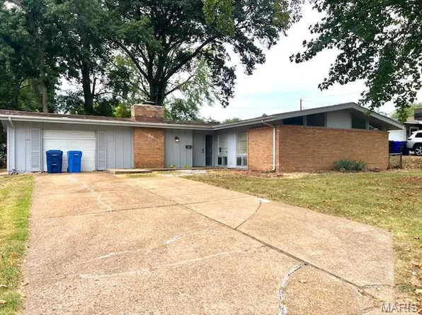 505 Ridge Dr, Florissant, MO 63033