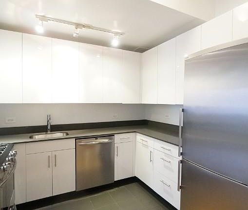 5th image of 201 E 69th St APT 10M