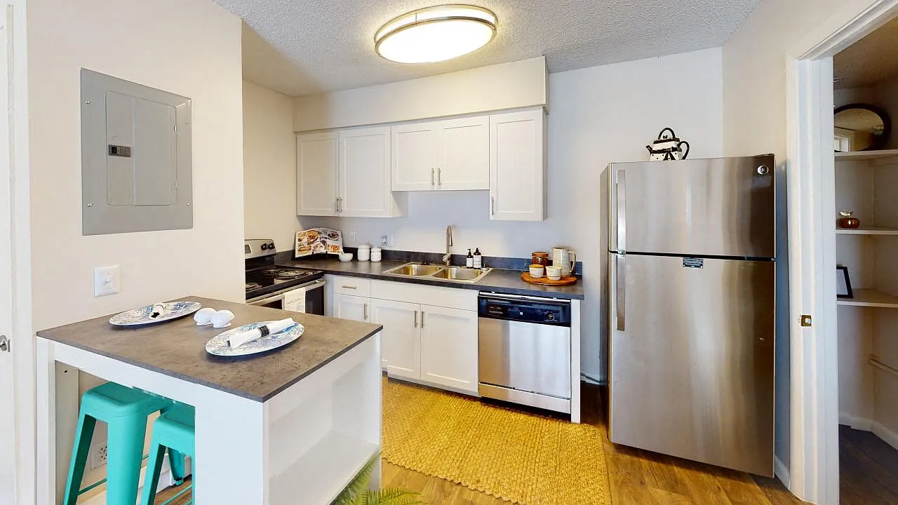 Somerset Apartments — Photo 1