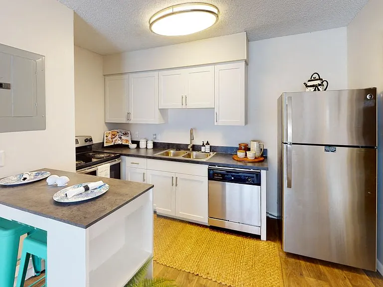 Somerset Apartments — Photo 1