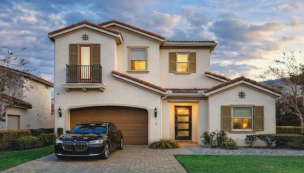 5 bed, 5.5 bath, 4972 sqft, $6,800 — Photo 1