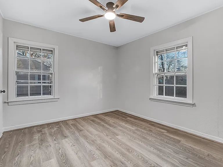 828 Burma Rd — Photo 10