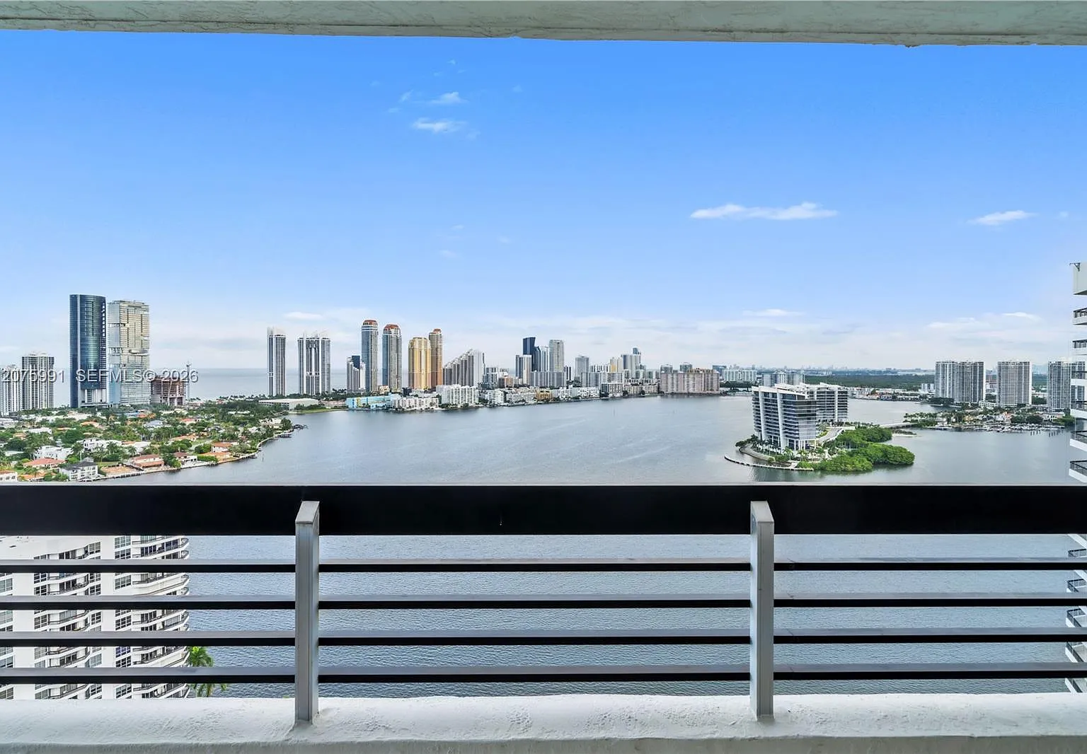 Mystic Pointe Tower 500 C — Photo 1