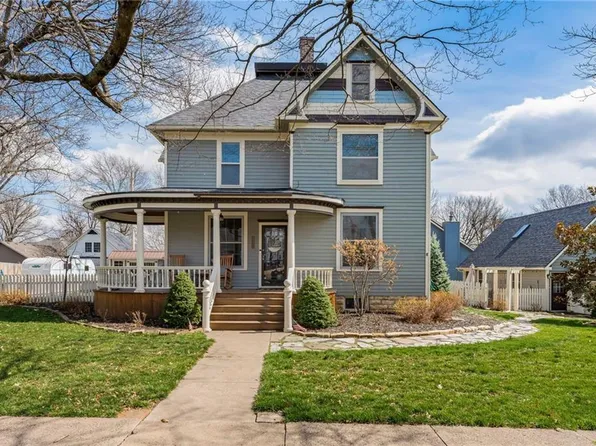1214 8th St, Baldwin City, KS 66006