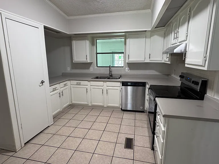 305 Cedar Ln — Photo 5