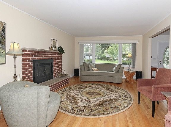 3rd image of 609 N Wren Ave