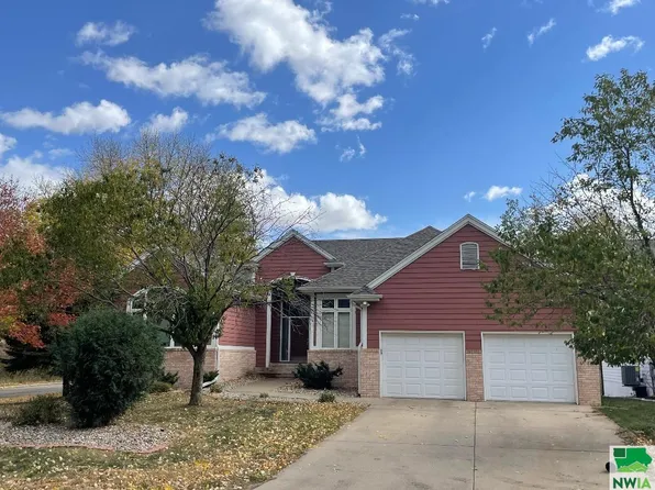 586 Deerfield Ct, North Sioux City, SD 57049