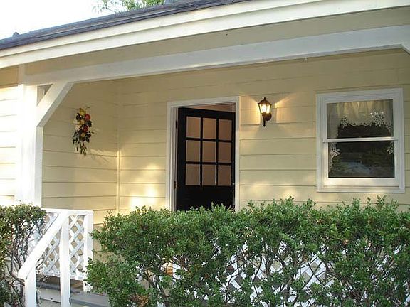 Inviting entrance into a foyer leading to the kitchen, living room and hallway