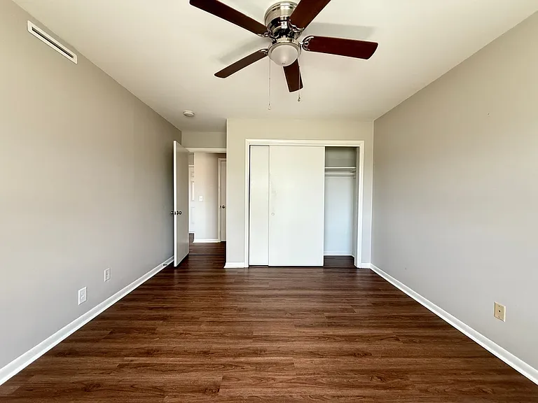 Executive House Apartments — Photo 44
