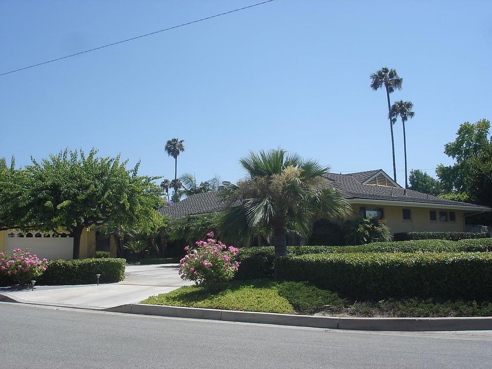 Circular driveway to home