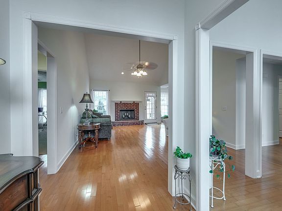 3rd image of 419 Fieldstone Dr