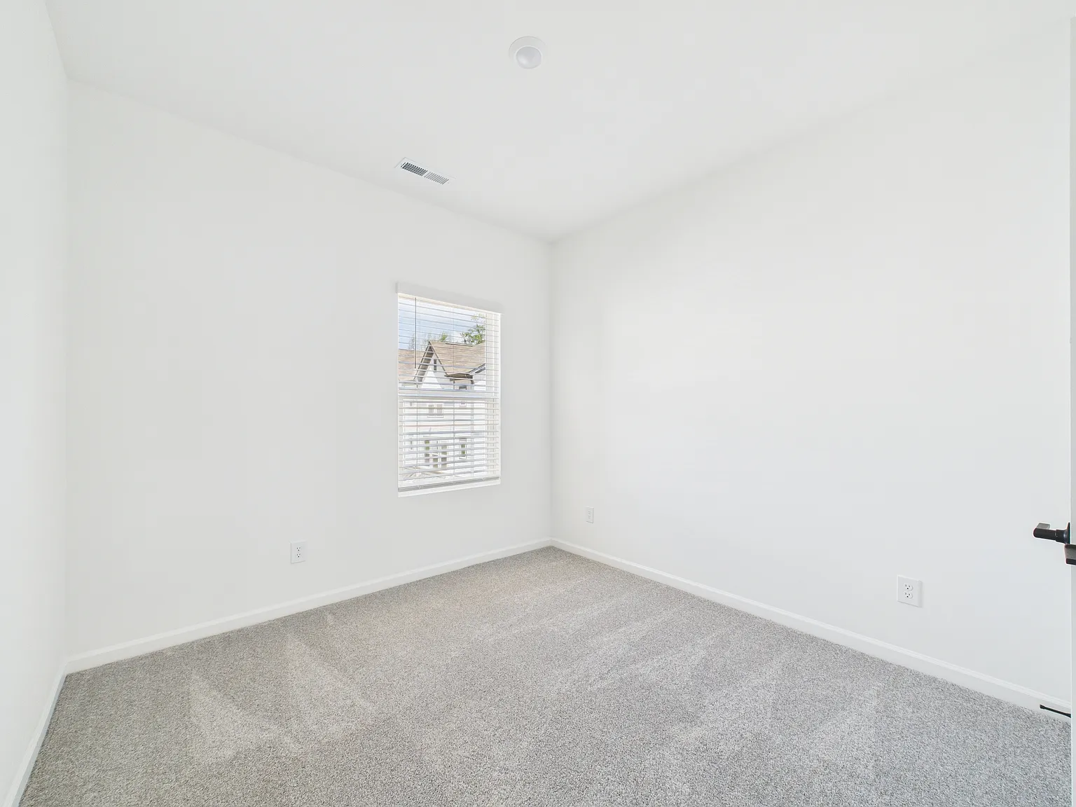 4 bed, 3.5 bath, 1952 sqft, $2,140 — Photo 3
