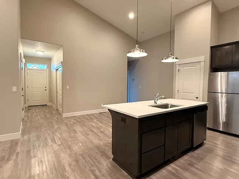 450 NE Pine St — Photo 2