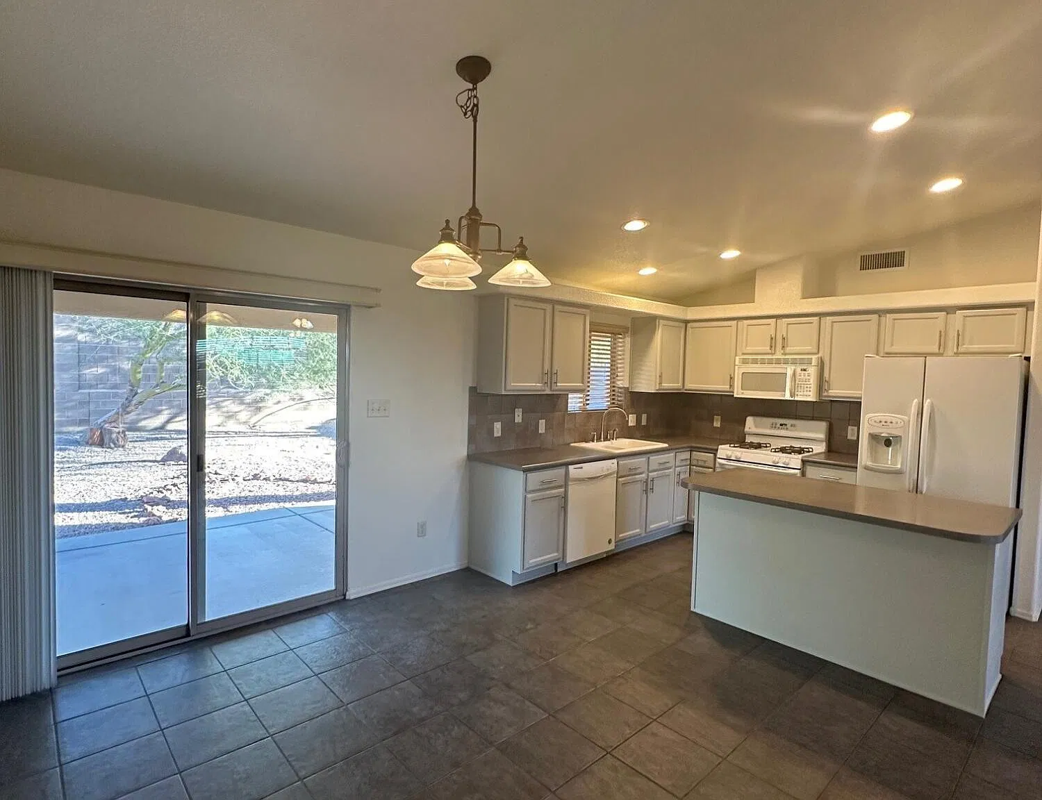 3 bed, 2.0 bath, 1223 sqft, $1,800 — Photo 1
