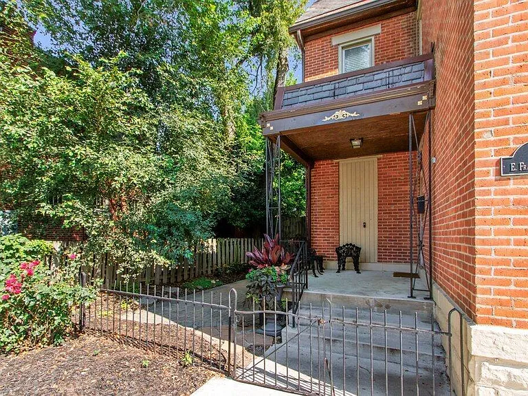 Entry view of private patio