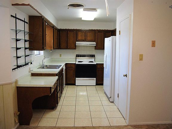 3rd image of 625 W 9th Ave