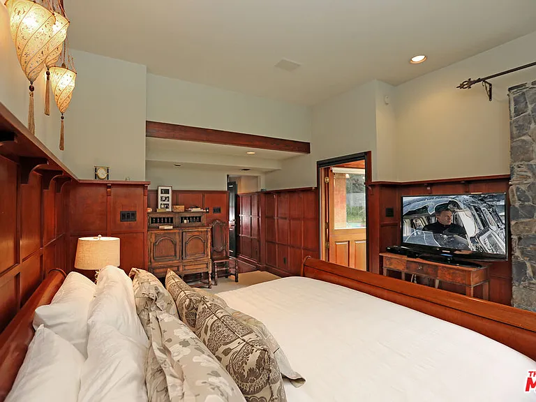 2673 Mandeville Canyon Rd — Photo 16
