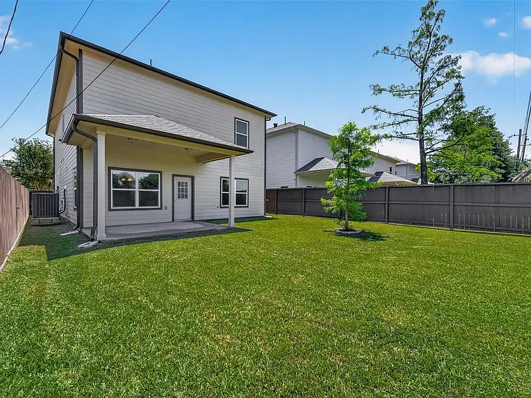 2211 Silverbonnet St — Photo 35