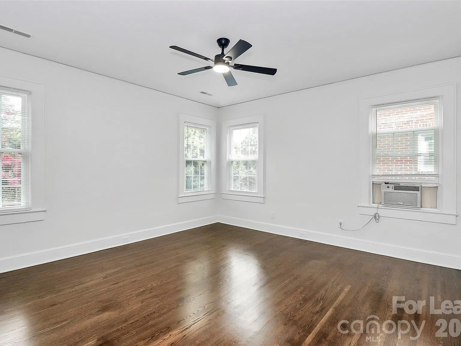 2 bed, 1.0 bath, 800 sqft, $1,050 — Photo 3