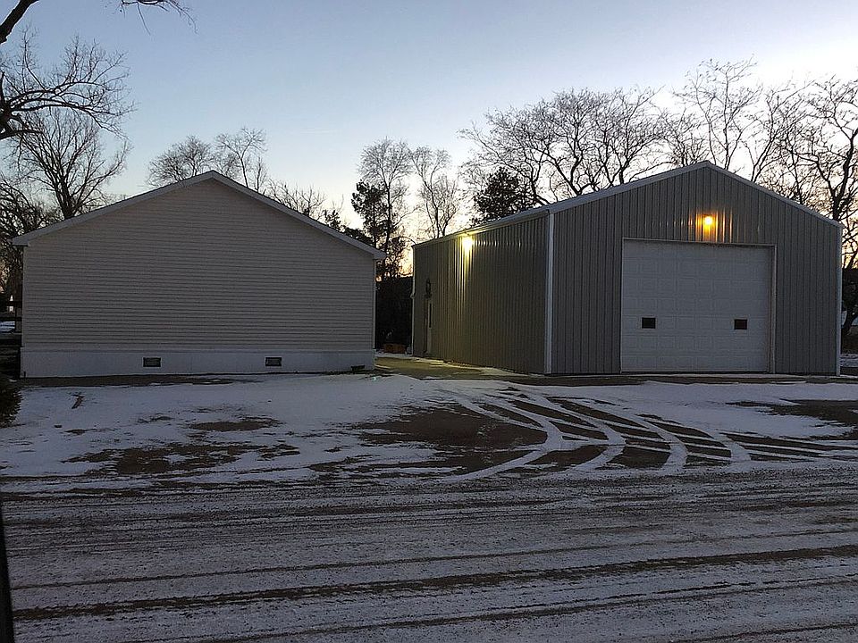 House with unattached garage