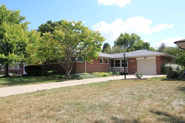 301 E Berkshire Ln photo 1