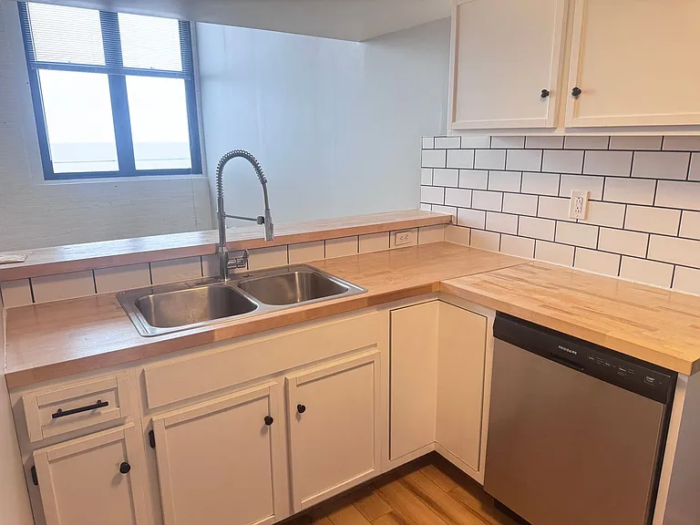 1133 W 9th Street — Photo 10