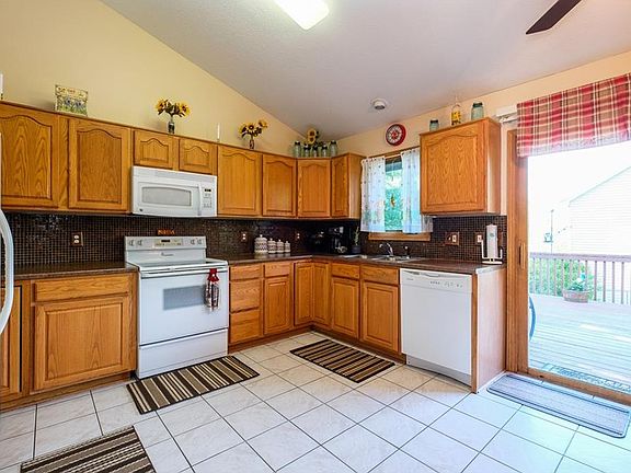 4th image of 450 Highland Dr