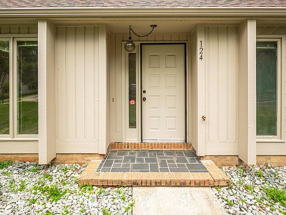 3rd image of 124 Woodbridge Ln