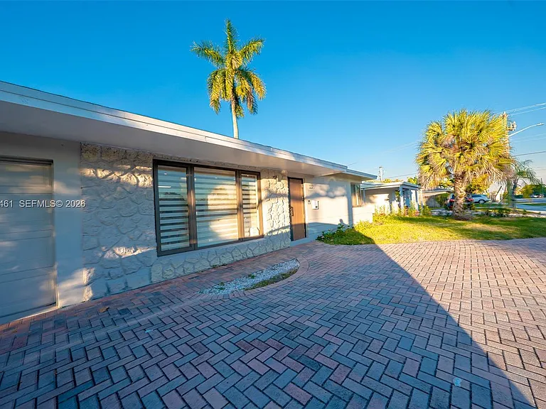1221 W Camino Real — Photo 2