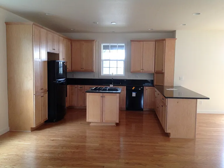 1240 Queen St — Photo 9