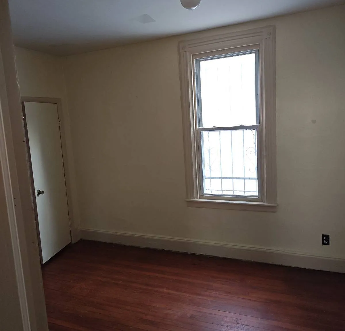 3 bed, 1.0 bath, 1200 sqft, $3,500 — Photo 3
