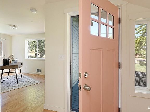 2nd image of 510 Island View Ln