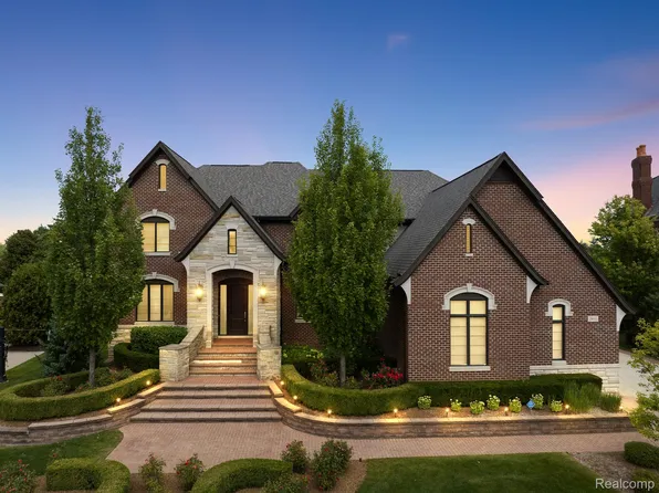 2910 Croftshire Ct, Rochester, MI 48306