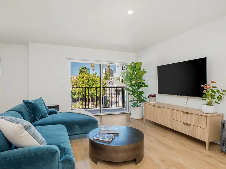 1422 Tamarind Ave — Photo 4