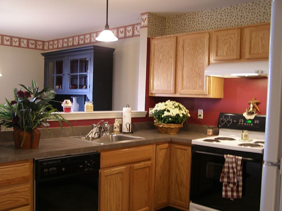2nd image of 2590 Gillian Ln